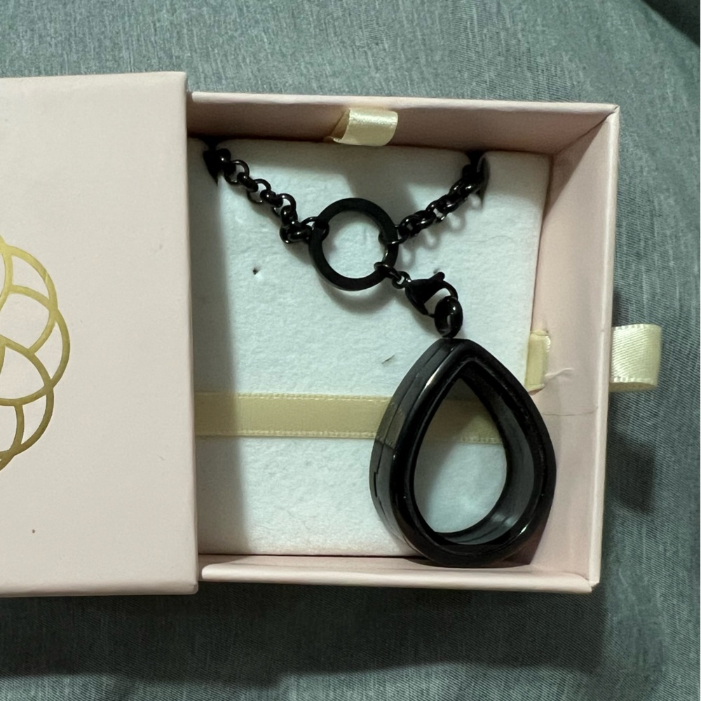 Elegant Black Teardrop Necklace